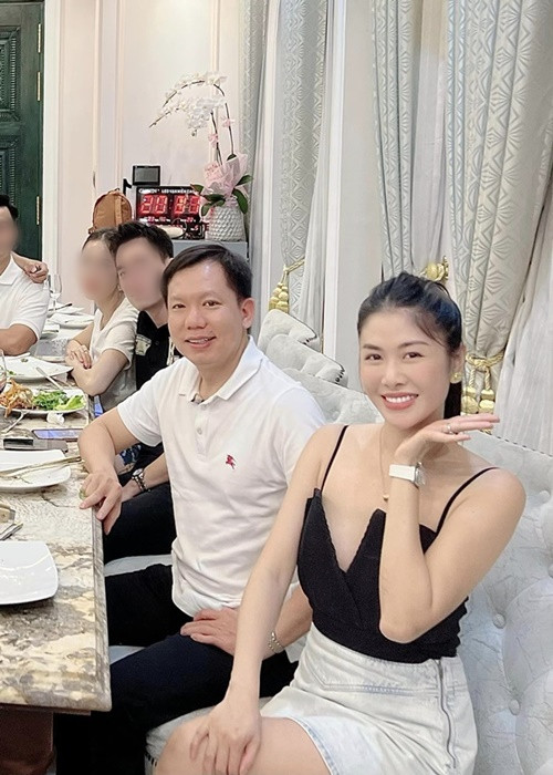 Thủy Anh - bà xã ca sĩ Đăng Khôi cho biết, vợ chồng cô quý mến bác sĩ Hữu Thịnh bởi năng lượng tích cực, sự vui vẻ, lạc quan và rất tâm lý.