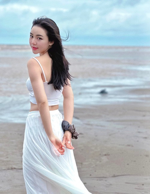 Khi phim Quỳnh búp bê lên sóng, Quỳnh Kool đang hẹn hò một quay phim kém cô một tuổi. Năm 2019, nữ diễn viên vướng nghi vấn chia tay người yêu kém tuổi. Sau đó, Quỳnh Kool thừa nhận mối tình đã tan vỡ. Ảnh: FBNV.