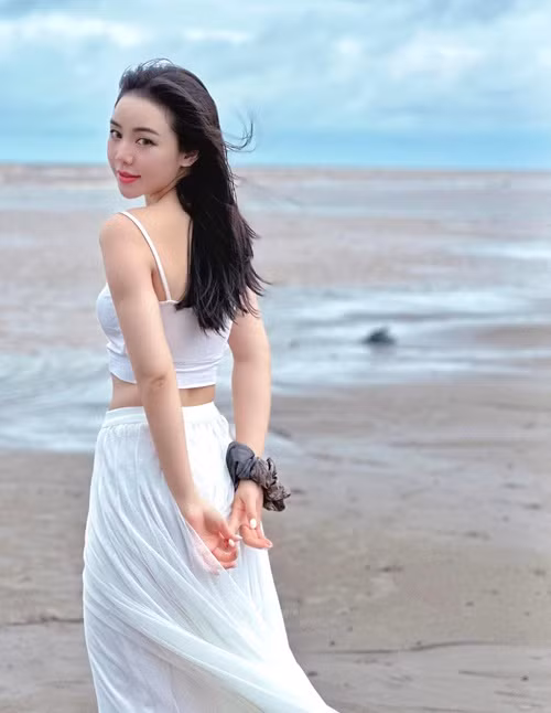 Khi phim Quỳnh búp bê lên sóng, Quỳnh Kool đang hẹn hò một quay phim kém cô một tuổi. Năm 2019, nữ diễn viên vướng nghi vấn chia tay người yêu kém tuổi. Sau đó, Quỳnh Kool thừa nhận mối tình đã tan vỡ. Ảnh: FBNV.