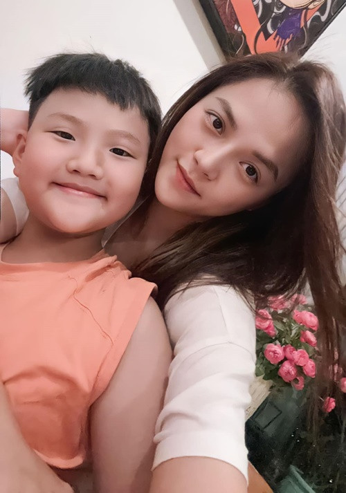 Thu Quỳnh thừa nhận hẹn hò một quay phim năm 2019. Đến năm 2021, nữ diễn viên chia tay bạn trai. Hiện tại, Thu Quỳnh đang làm mẹ đơn thân. Trong chương trình The Khang show, nữ diễn viên cho biết, cô chưa nghĩ chuyện đi tìm tình yêu vì tin tưởng rằng điều gì đến sẽ đến, mọi sự tùy duyên. Ảnh: FBNV.