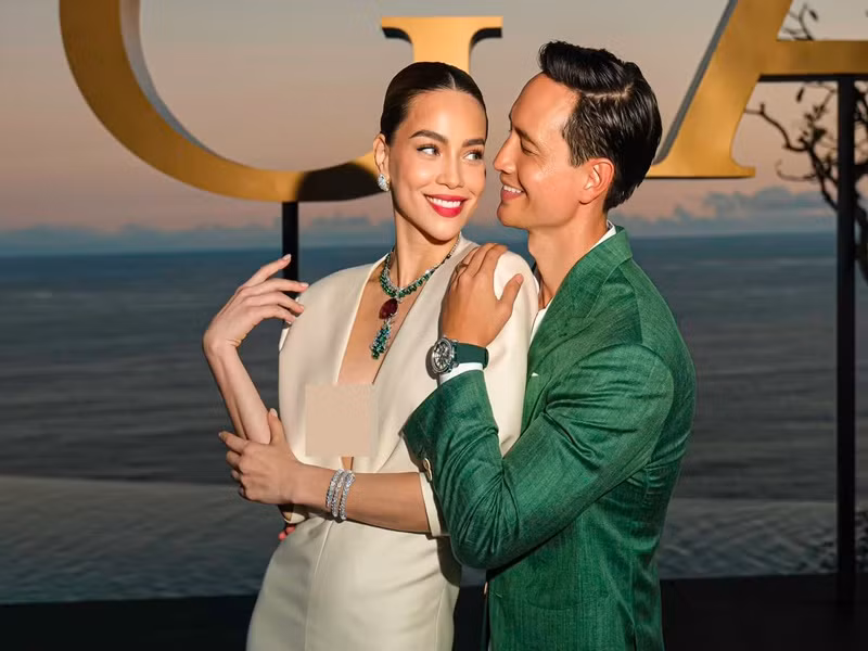 Cặp đôi tình tứ tại sự kiện.