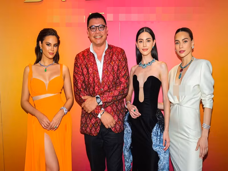 Catriona Gray gợi cảm trong chiếc váy tông cam xẻ đùi cao còn Mai Davika diện váy cúp ngực tông đen.