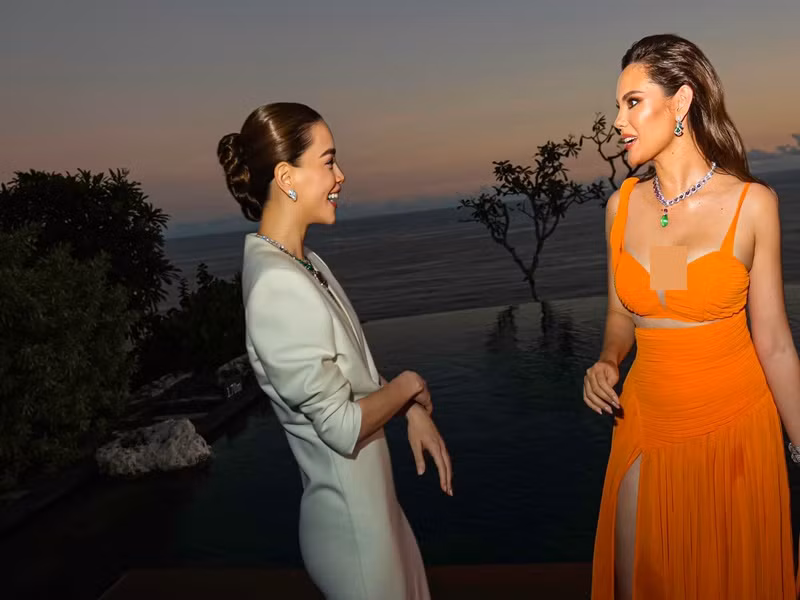 Ca sĩ Hồ Ngọc Hà và Catriona Gray vui vẻ trò chuyện tại sự kiện.