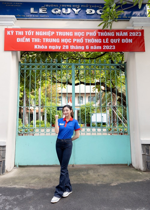 Nàng hậu mặc giản dị khi tiếp sức cho các sĩ tử.