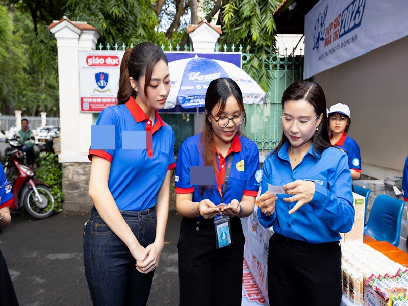 Sau khi buổi thi môn Ngữ văn kết thúc, Lương Thùy Linh bày tỏ sự quan tâm và động viên tinh thần các bạn học sinh cho những môn thi kế tiếp.