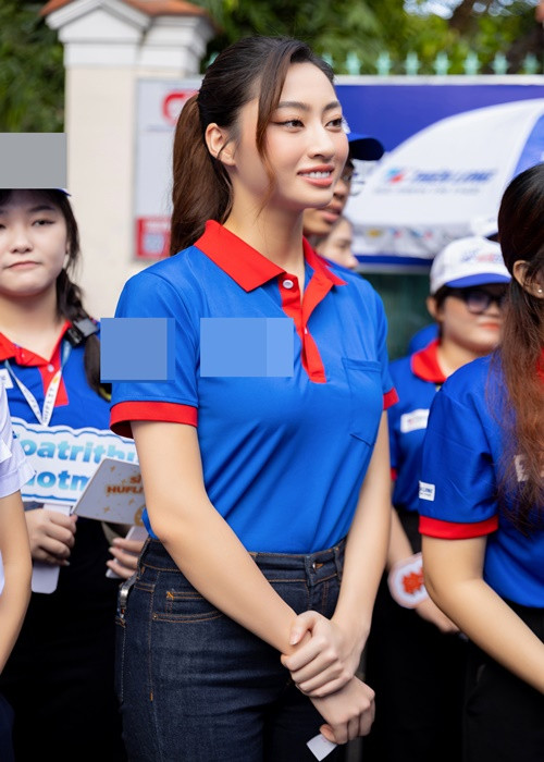 Là đại sứ của chương trình Tiếp sức mùa thi 2023, Hoa hậu Lương Thùy Linh có mặt tại trường THPT Lê Quý Đôn - một trong những điểm thi tại TP HCM.