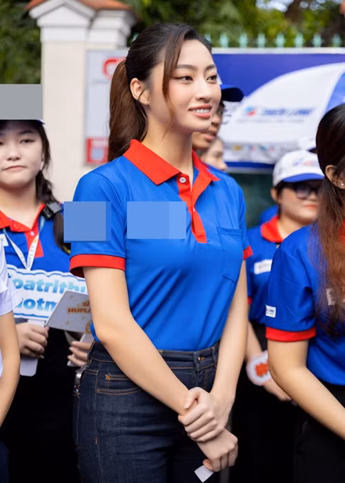 Là đại sứ của chương trình Tiếp sức mùa thi 2023, Hoa hậu Lương Thùy Linh có mặt tại trường THPT Lê Quý Đôn - một trong những điểm thi tại TP HCM.