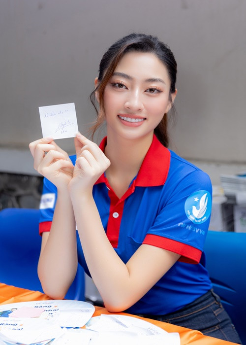 Lương Thùy Linh cùng các tình nguyện viên chương trình tặng nước, bánh cho các bạn sĩ tử sau khi hoàn thành bài thi.