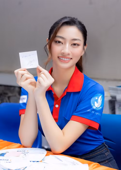 Lương Thùy Linh cùng các tình nguyện viên chương trình tặng nước, bánh cho các bạn sĩ tử sau khi hoàn thành bài thi.