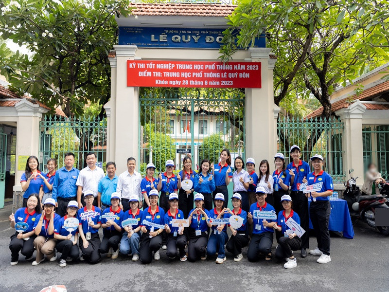 Tiếp sức các sĩ tử, người đẹp một lần nữa chúc các thí sinh đạt được điểm mong muốn: “Cuối cùng, dù kết quả có ra sao, có như thế nào thì Linh mong các sĩ tử, bạn trẻ sẽ luôn giữ được sức trẻ, sự nhiệt huyết, năng động và nói có với những cơ hội phía trước trên hành trình chinh phục ước mơ của cuộc đời”, Hoa hậu Thế giới Việt Nam 2019 bày tỏ.