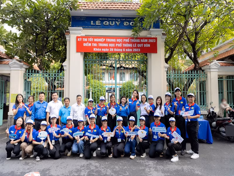 Tiếp sức các sĩ tử, người đẹp một lần nữa chúc các thí sinh đạt được điểm mong muốn: “Cuối cùng, dù kết quả có ra sao, có như thế nào thì Linh mong các sĩ tử, bạn trẻ sẽ luôn giữ được sức trẻ, sự nhiệt huyết, năng động và nói có với những cơ hội phía trước trên hành trình chinh phục ước mơ của cuộc đời”, Hoa hậu Thế giới Việt Nam 2019 bày tỏ.