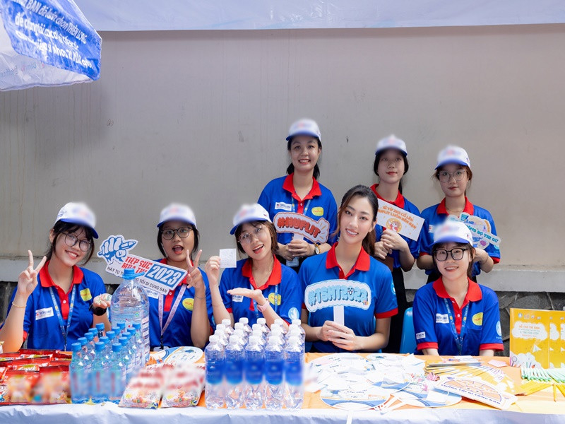 Người đẹp mong rằng những lời khuyên và lời chúc giúp các bạn học sinh cảm thấy thoải mái, vui vẻ hơn và tiếp thêm động lực, sự tự tin cho các bạn để chinh phục kỳ thi THPT.