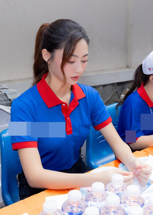 Nàng hậu trổ tài xếp hạc giấy, viết những lời chúc thi tốt như một món quà gửi đến các sĩ tử.