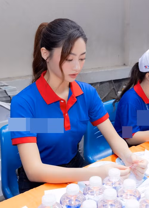 Nàng hậu trổ tài xếp hạc giấy, viết những lời chúc thi tốt như một món quà gửi đến các sĩ tử.