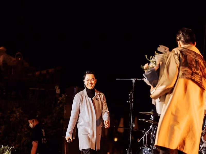 Năm 2018, con nuôi Hoài Linh bất ngờ thông báo tạm nghỉ hát 2 năm vì lý do sức khỏe. Trong thời gian "ở ẩn", Hoài Lâm gây sốt với nhạc phẩm Hoa nở không màu và Buồn làm chi em ơi. Tháng 10/2022, nam ca sĩ trở lại sân khấu. Ảnh: FBNV.