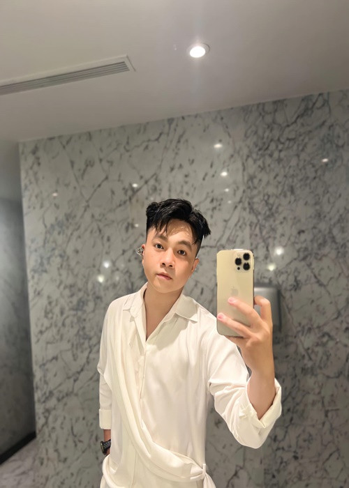 Hoàng Quân từng tạm dừng các hoạt động nghệ thuật để tập trung cho chuyện học hành. Hiện tại, con nuôi Hoài Linh theo đuổi diễn xuất, nghề MC. Ảnh: FBNV.