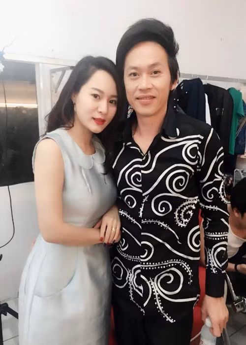 Theo Dân Việt, trong một dịp diễn chung sân khấu với Hoài Linh, nữ ca sĩ đã ngỏ ý nhờ nam nghệ sĩ đổi tên cho mình vì cô sợ rằng cái tên trùng nhau sẽ khiến khán giả nhầm lẫn. Hoài Linh đã đổi tên của Phạm Hoài Linh thành Ánh Linh đồng thời nhận cô là con nuôi. Ảnh: Phụ Nữ Việt Nam.