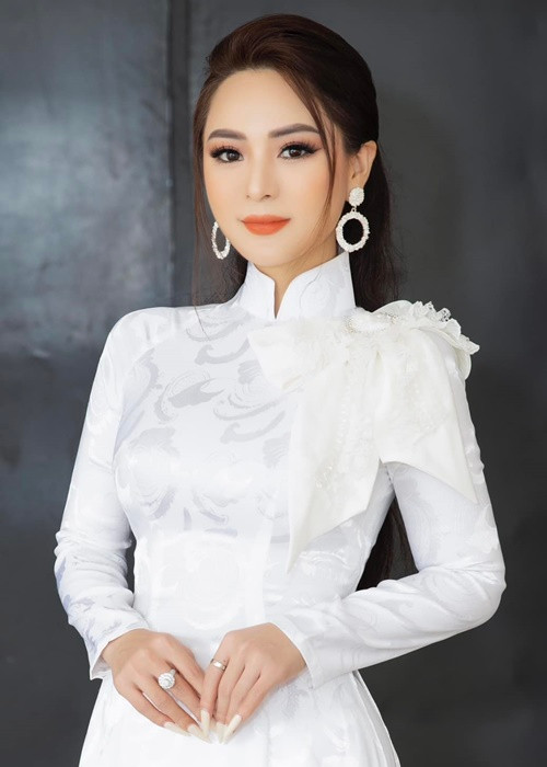 Phía con nuôi của nghệ sĩ Hoài Linh chia sẻ trên trang cá nhân, suốt thời gian qua, cô giữ im lặng về vụ ồn ào với bạn trai cũ để giải quyết sự việc. “Hơn nửa năm trời, tiền bị cướp, nhà bị cướp, lên facebook thì cả đám từ đâu nhao vô chửi rủa, thuê nhà ở tạm thì mấy anh tự xưng là giang hồ ngày nào cũng gọi điện đòi tới thăm, nhưng quan trọng nhất trong suốt thời gian đó, chính Linh lại là người bị điều tra. Nói thật là Linh mệt rồi”, Ánh Linh nói thêm. Ảnh: FBNV.