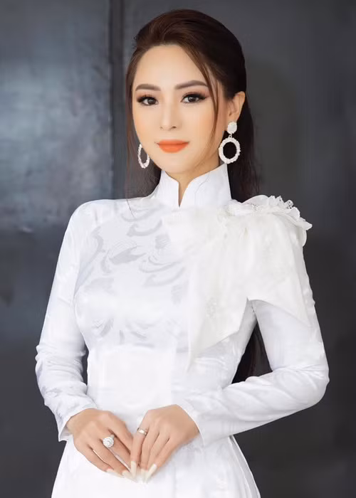 Phía con nuôi của nghệ sĩ Hoài Linh chia sẻ trên trang cá nhân, suốt thời gian qua, cô giữ im lặng về vụ ồn ào với bạn trai cũ để giải quyết sự việc. “Hơn nửa năm trời, tiền bị cướp, nhà bị cướp, lên facebook thì cả đám từ đâu nhao vô chửi rủa, thuê nhà ở tạm thì mấy anh tự xưng là giang hồ ngày nào cũng gọi điện đòi tới thăm, nhưng quan trọng nhất trong suốt thời gian đó, chính Linh lại là người bị điều tra. Nói thật là Linh mệt rồi”, Ánh Linh nói thêm. Ảnh: FBNV.