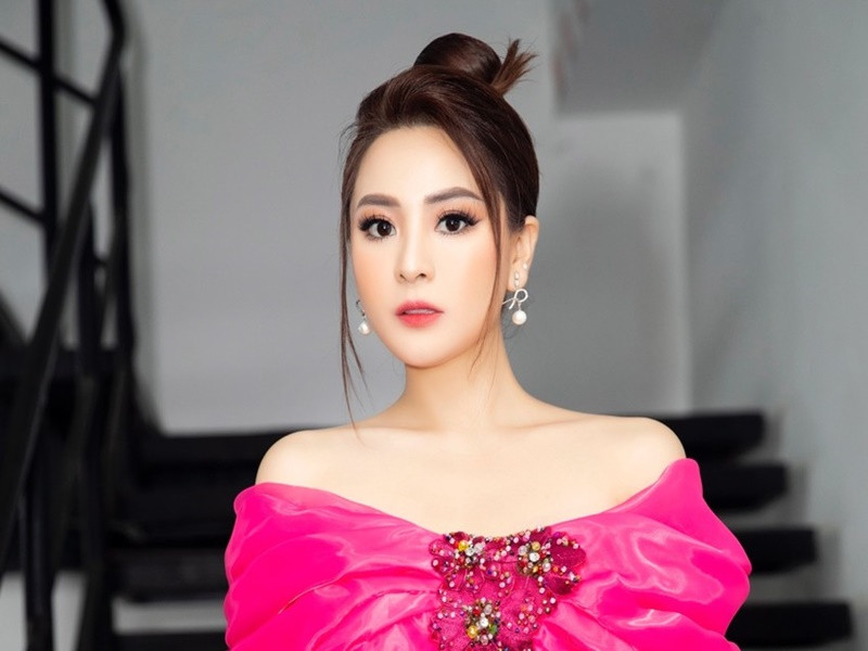 Mới đây, theo Pháp Luật TP HCM, Công an Quận 7, TP.HCM đã ra thông báo kết quả giải quyết nguồn tin về tội phạm theo tố giác của anh Nguyễn Như Phơ (DJ Phơ Nguyễn) đối với bạn gái cũ của anh là bà Phạm Hoài Linh (ca sĩ Ánh Linh, con nuôi Hoài Linh) trong vụ hủy hoại tài sản và cố ý gây thương tích xảy ra ngày 31/12/2022 tại Chung cư Sunrise City View (phường Tân Hưng, quận 7). Ảnh: Pháp Luật TP HCM