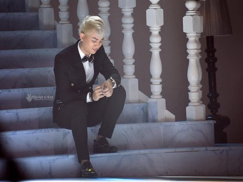 Giống Ánh Linh, Hoài Lâm cũng là con nuôi Hoài Linh, Năm 2014, Hoài Lâm vụt sáng nhờ danh hiệu quán quân Gương mặt thân quen. Sau đó, anh cho ra mắt các sản phẩm âm nhạc được nhiều khán giả đón nhận. Ảnh: FBNV.