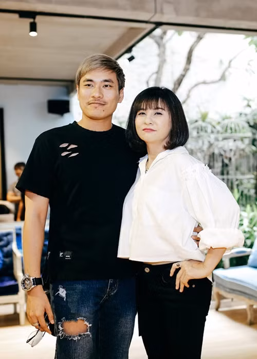 Sau khi chia tay Thái Hòa, Cát Phượng đến với Kiều Minh Tuấn. Nam diễn viên này kém cô đến 18 tuổi. Kiều Minh Tuấn không ngại khoảng cách tuổi tác hay việc Cát Phượng qua một lần đò và có một cậu con trai riêng. Ảnh: Vietnamnet.