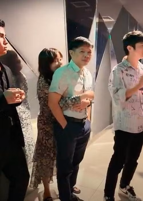 Chồng cũ Cát Phượng tái hôn năm 2012. Bà xã của Thái Hòa tên Hồng Thu, kém nam diễn viên 11 tuổi. Đến nay, Thái Hòa và Hồng Thu vẫn dành cho nhau những cử chỉ ngọt ngào. Ảnh: Thế Giới Điện Ảnh.