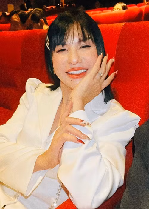 8 tháng sau khi chia tay Kiều Minh Tuấn, Cát Phượng được một Việt kiều nhắn tin trò chuyện. Đến ngày sinh nhật của Cát Phượng, người đàn ông này tặng một bó hoa và một chiếc nhẫn. Chỉ đến khi nhận lời yêu, Cát Phượng mới đeo chiếc nhẫn được tặng. Ảnh: FBNV.