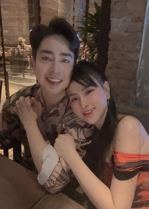 Giống Thu Hoài, ca sĩ Thu Thủy cũng lấy chồng kém 10 tuổi. Bố mẹ chồng của Thu Thủy không những không để tâm đến tuổi tác lẫn việc cô có con riêng mà còn ép cưới để cô có một danh phận. Hiện tại, Thu Thủy và Kin Nguyễn có một cô con gái chung. Ảnh: FBNV.