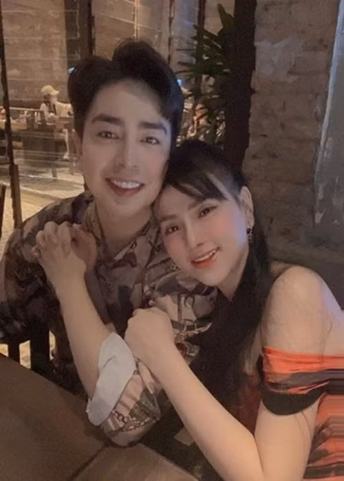 Giống Thu Hoài, ca sĩ Thu Thủy cũng lấy chồng kém 10 tuổi. Bố mẹ chồng của Thu Thủy không những không để tâm đến tuổi tác lẫn việc cô có con riêng mà còn ép cưới để cô có một danh phận. Hiện tại, Thu Thủy và Kin Nguyễn có một cô con gái chung. Ảnh: FBNV.