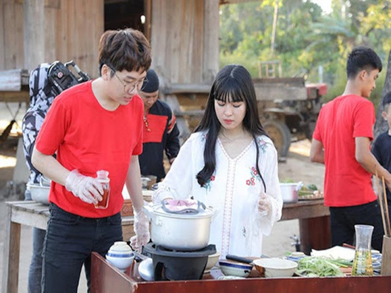 Năm 2020, K.V - bạn gái Phát La tố Khánh Vân (trong ảnh) nhắn tin nhõng nhẽo với bạn trai của cô. Diễn viên Mắt biếc khẳng định cô và Phát La chỉ là đồng nghiệp. Theo Khánh Vân, cô tặng bơ không chỉ Phát La mà còn có Lâm Vỹ Dạ, quản lý Trấn Thành - Hari Won. Sau đó, K.V lên tiếng xin lỗi Khánh Vân. Về phần mình, Phát La không lên tiếng về ồn ào giữa bạn gái và Khánh Vân. Ảnh: Yan.