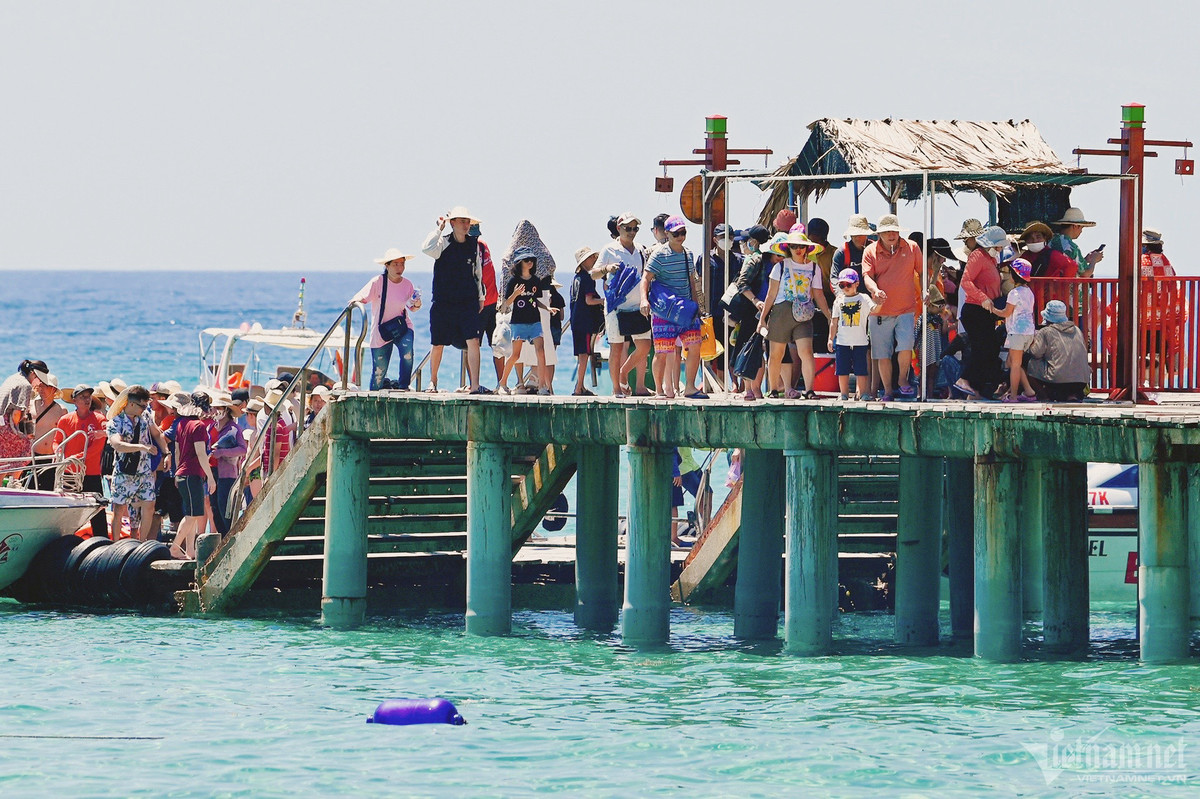 Còn nếu chọn đường tới bãi tắm này bằng cano, nhiều nhóm du khách thường mua tour trọn gói, giá khoảng 450.000 đến 600.000 đồng/người bao gồm đưa đón, lặn ngắm san hô, ăn trưa và vé qua cửa. Do đang ở tháng cao điểm du lịch, Kỳ Co đông đúc khách bất kể ngày thường hay dịp cuối tuần. Hiện giá vé thắng cảnh, giá một số dịch vụ đã cao hơn so với ngày bình thường.