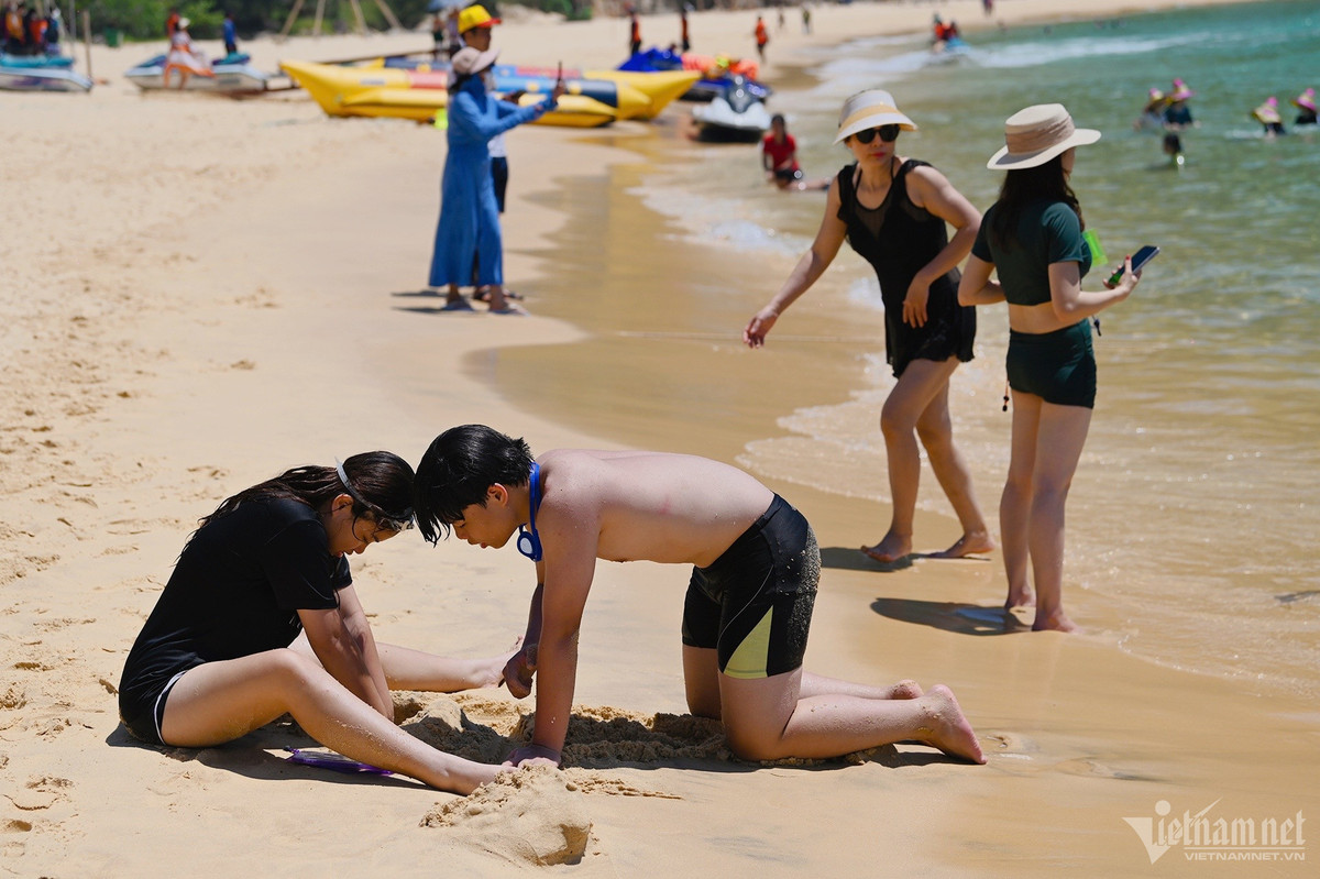 Cát ở đoạn gần mặt nước biển lại khá mát, nhiều bạn trẻ trong lúc nghỉ ngơi có thể nghịch bằng cách đắp cát, xây thành...