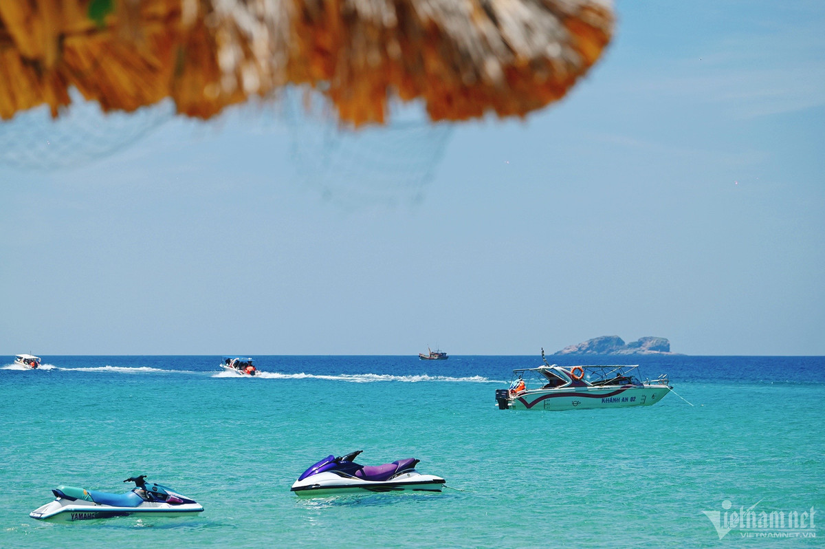 Phía trong gần bờ nước biển có màu xanh ngọc, còn phần biển ở ngoài xa nước có màu lam sẫm.