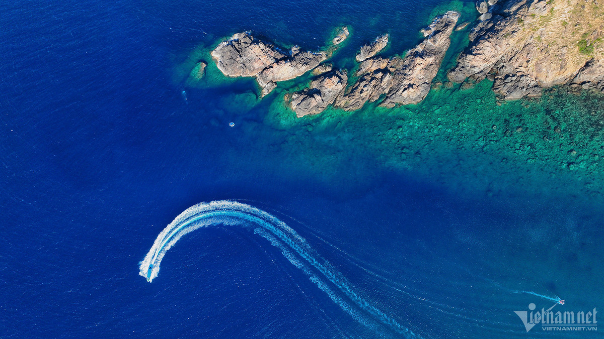 Vào thời điểm buổi sáng từ 9h30 đến 11h30 bãi tắm Kỳ Co sôi động nhất. Lần lượt từng chiếc cano lướt vòng quanh bãi tắm tạo nên những vệt sóng bắt mắt. Nếu bạn đi bằng đường bộ (mua vé qua cổng giá 170.000 đồng/người bao gồm chi phí đi xe trung chuyển), ngay khi gần xuống tới bãi, từ trên núi cao đã có thể bắt gặp cảnh tượng thú vị này.