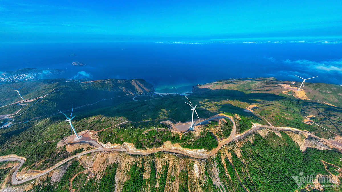 Nước biển tại đây xanh ngắt như nước biển ở nhiều hòn đảo nổi tiếng trên thế giới như Bali (Indonesia), Maldives...