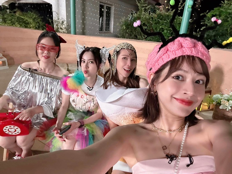 Thân thiện, luôn tràn đầy năng lượng, Chi Pu được nhiều nghệ sĩ tham gia Tỷ tỷ đạp gió rẽ sóng quý mến. Ảnh: FBNV.