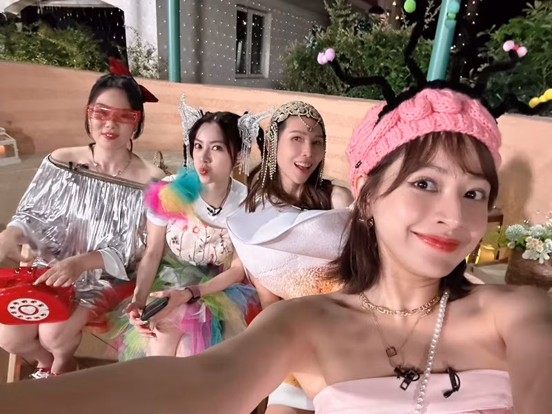 Thân thiện, luôn tràn đầy năng lượng, Chi Pu được nhiều nghệ sĩ tham gia Tỷ tỷ đạp gió rẽ sóng quý mến. Ảnh: FBNV.