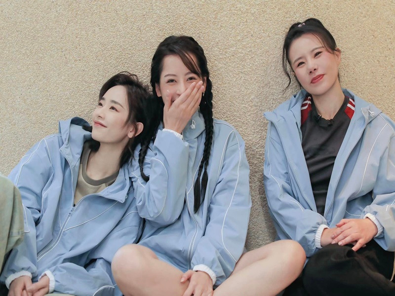 Cung Lâm Na khen ngợi Chi Pu là một ngôi sao toàn diện. "Có thể nói, các phương diện từ ngoại hình, vũ đạo, nhạc cảm, ngữ điệu... của em ấy khi kết hợp lại đều rất tốt. Quan trọng là Chi Pu là người vô cùng nỗ lực và có tinh thần kỷ luật cao. Theo như tôi thấy, mỗi ngày em ấy duy trì thói quen làm việc và nghỉ ngơi rất khoa học, ngủ sớm và dậy sớm. Ngoài ra, Chi Pu còn vô cùng chăm chỉ, vui vẻ, rạng rỡ và tích cực", Cung Lâm Na nói. Ảnh: FBNV.