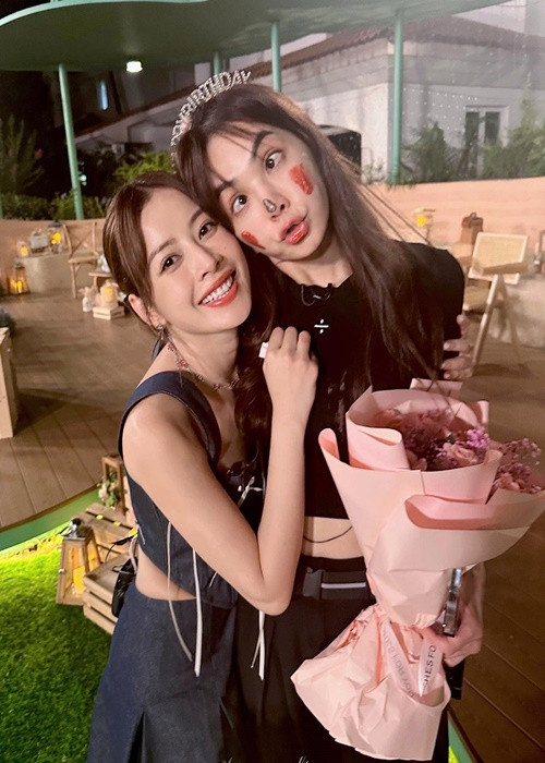 Trong Tỷ tỷ đạp gió rẽ sóng, Chi Pu cũng được Ella yêu quý. Ảnh: FBNV.