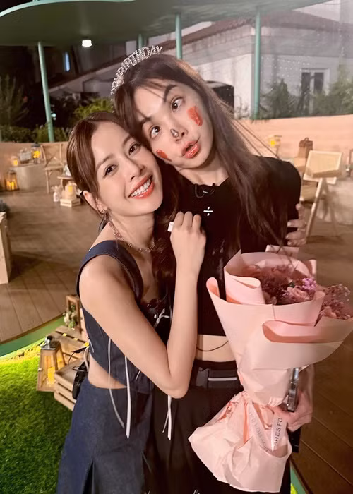 Trong Tỷ tỷ đạp gió rẽ sóng, Chi Pu cũng được Ella yêu quý. Ảnh: FBNV.