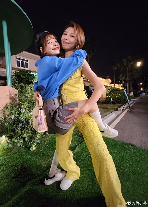 Thái Thiếu Phân chia sẻ trên Phụ Nữ Thủ Đô, Chi Pu rất đẹp, vô cùng đáng yêu, hát giỏi, nhảy giỏi. "Lúc vui chơi cùng nhau, tôi cảm thấy cô ấy giống như tấm gương của mình, là người có thể giúp tôi ngày càng tiến bộ", Thái Thiếu Phân cho hay. Ảnh: Phụ Nữ Thủ Đô