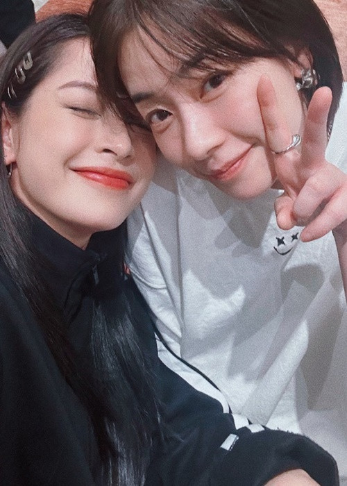 Tình chị em giữa Chi Pu và Lưu Nhã Sắt cũng gây chú ý. Lưu Nhã Sắt cho biết, cô đau lòng khi nhìn Chi Pu tập múa vòng nhiều đến mức tay bị bầm tím nhưng vẫn cười nói "em ổn mà". Ảnh: Tiền Phong.