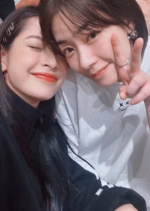 Tình chị em giữa Chi Pu và Lưu Nhã Sắt cũng gây chú ý. Lưu Nhã Sắt cho biết, cô đau lòng khi nhìn Chi Pu tập múa vòng nhiều đến mức tay bị bầm tím nhưng vẫn cười nói "em ổn mà". Ảnh: Tiền Phong.