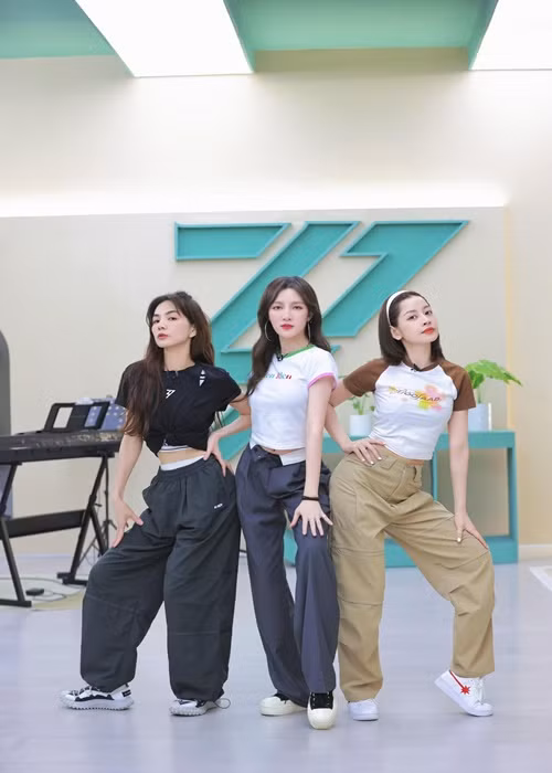 Ella sẵn sàng cho Chi Pu mượn trang phục. Ảnh: FBNV.