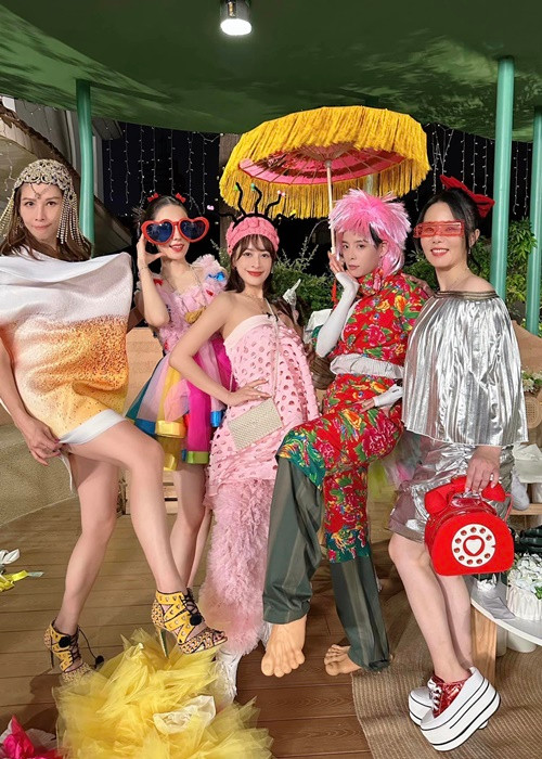 Thái Thiếu Phân (ngoài cùng bên trái) nhiệt tình dạy tiếng Trung cho Chi Pu. Ảnh: FBNV.