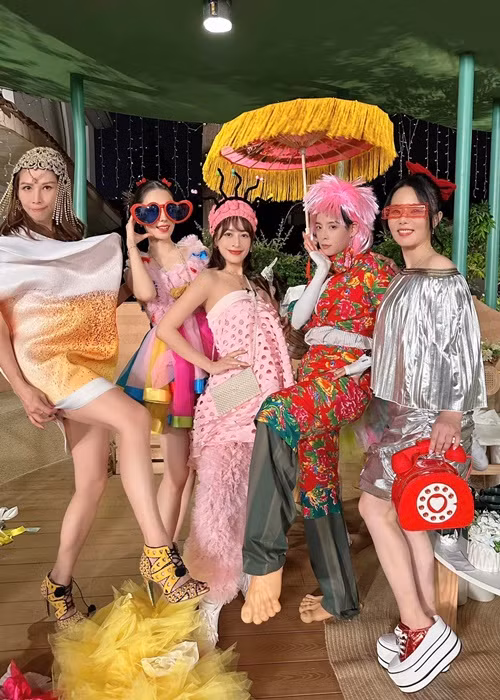 Thái Thiếu Phân (ngoài cùng bên trái) nhiệt tình dạy tiếng Trung cho Chi Pu. Ảnh: FBNV.