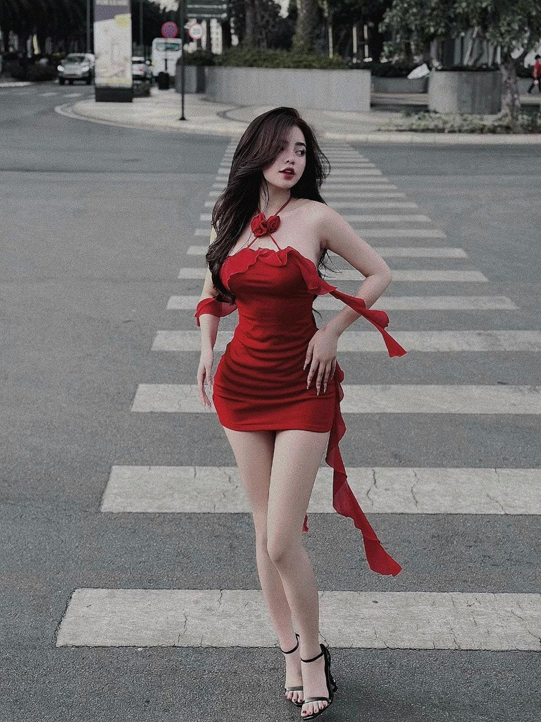 Cô luôn diện những mẫu váy áo thời thượng, bắt mắt cộng với vóc dáng cân đối, Hot TikToker Na Thỏ nhanh chóng trở thành xu hướng cho các cô gái trẻ. Do đó mà những bức ảnh cô nàng up lên các nền tảng đều nhận vô số lời khen ngợi và lượt tương tác khủng