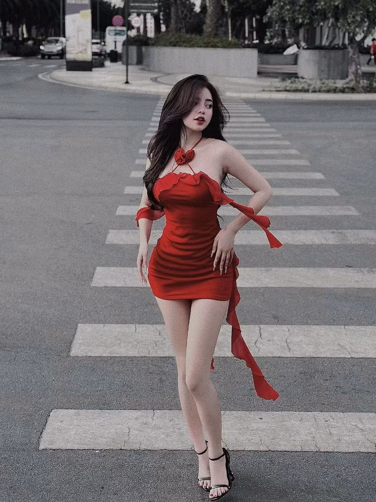 Cô luôn diện những mẫu váy áo thời thượng, bắt mắt cộng với vóc dáng cân đối, Hot TikToker Na Thỏ nhanh chóng trở thành xu hướng cho các cô gái trẻ. Do đó mà những bức ảnh cô nàng up lên các nền tảng đều nhận vô số lời khen ngợi và lượt tương tác khủng