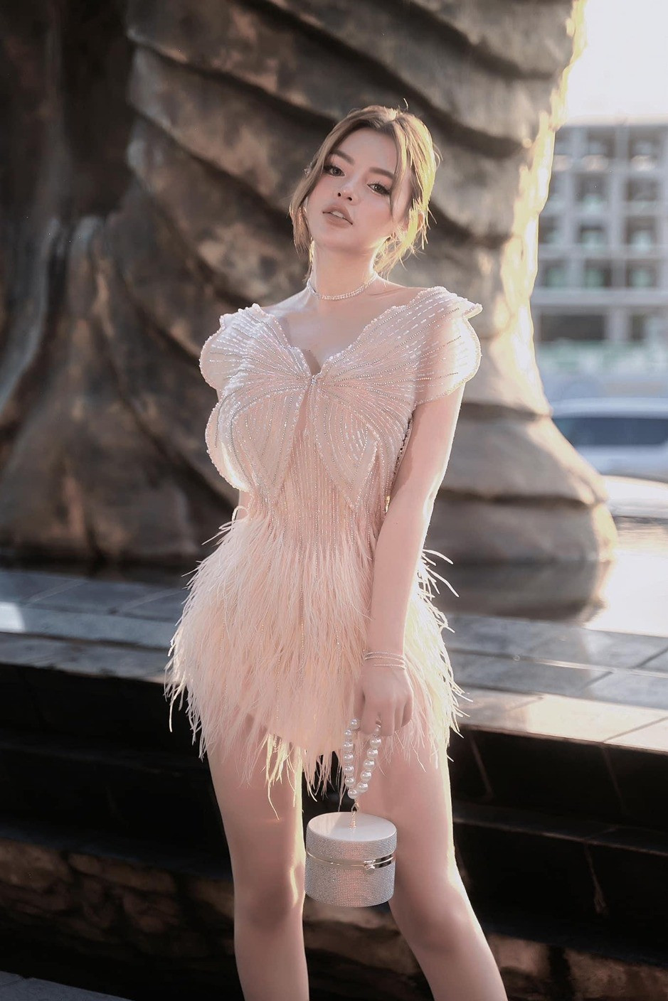  Na Thỏ có tên thật là Quynh Ngoc Vo, người đẹp quê Đà Lạt hiện đang sinh sống tại thành phố Hồ Chí Minh, cô được biết đến là một hot girl sở hữu khuôn mặt xinh đẹp, thân hình bốc lửa “vạn người mê” với gu thời trang đỉnh cao luôn tạo ra xu hướng.